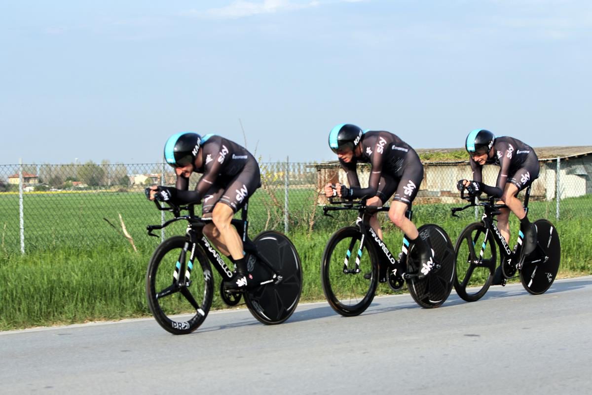 Il Team Sky in azione nella cronosquadre della Settimana Coppi e Bartali (foto Photobicicailotto)