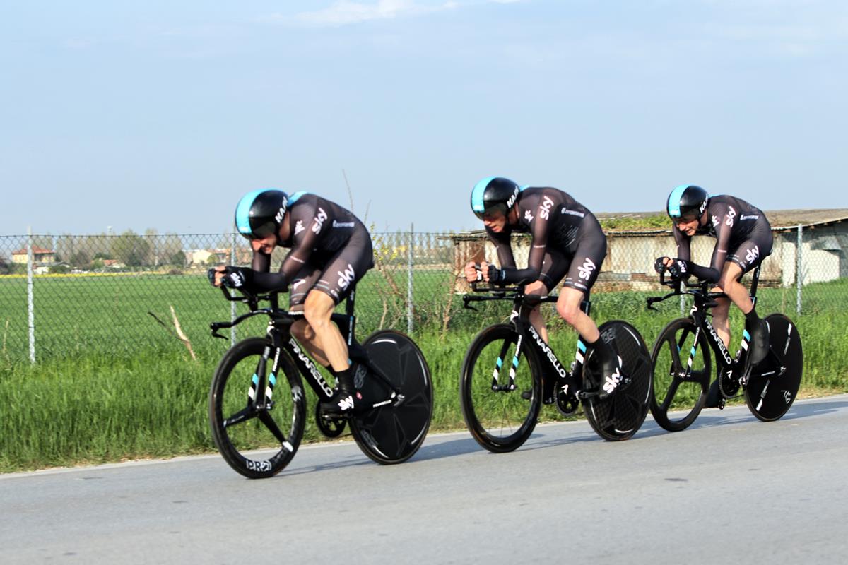 Il Team Sky in azione nella cronosquadre della Settimana Coppi e Bartali (foto Photobicicailotto)