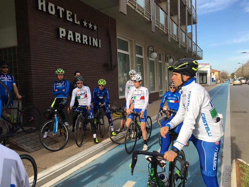 Il CT Mirko Celestino con gli azzurri MTB