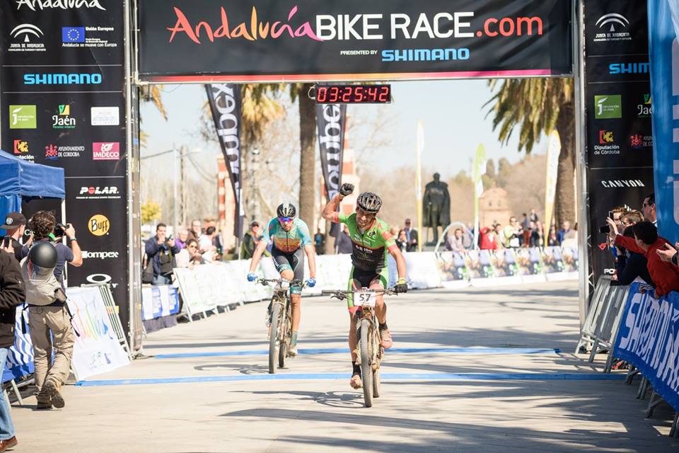 L'arrivo della quinta tappa dell'Andalucia Bike Race