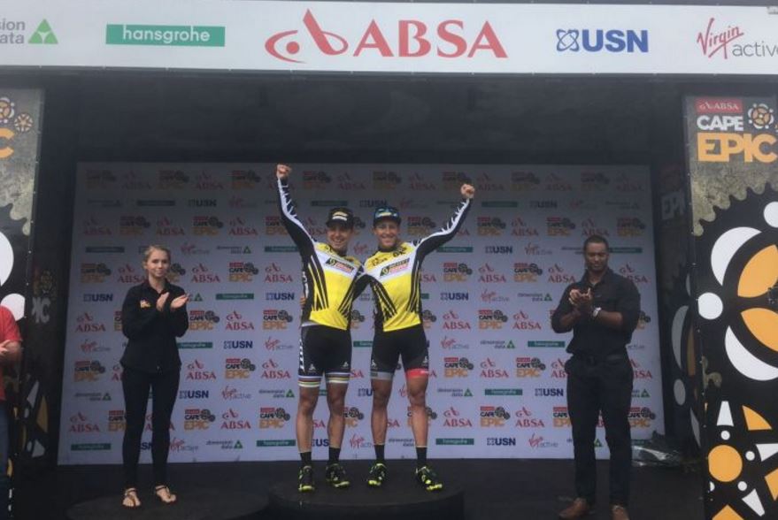 Nino Schurter e Matthias Stirnemann nuovi leader della Cape Epic 2017