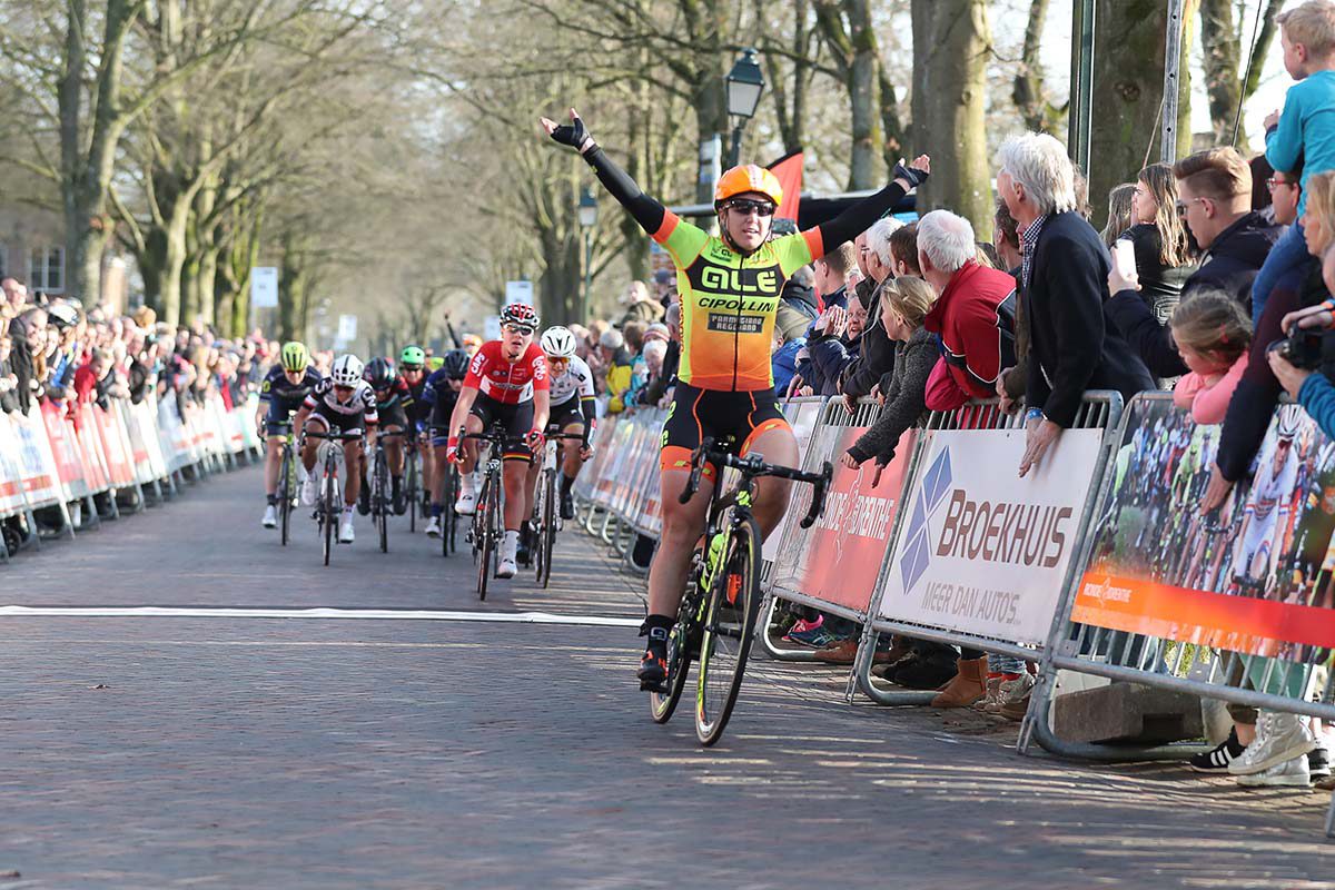 Chloe Hosking vince la Drentse Acht van Westerveld