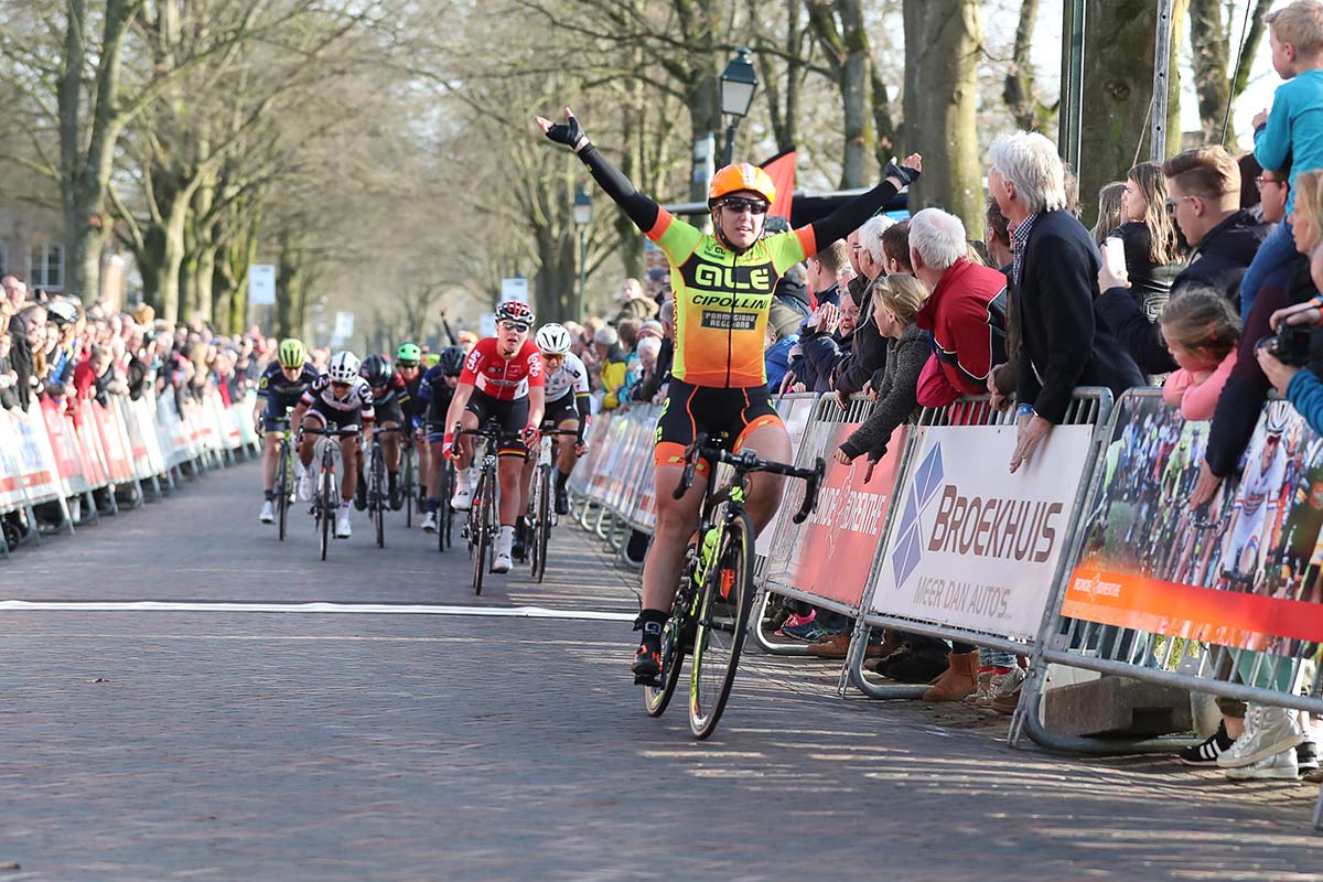Chloe Hosking vince la Drentse Acht van Westerveld