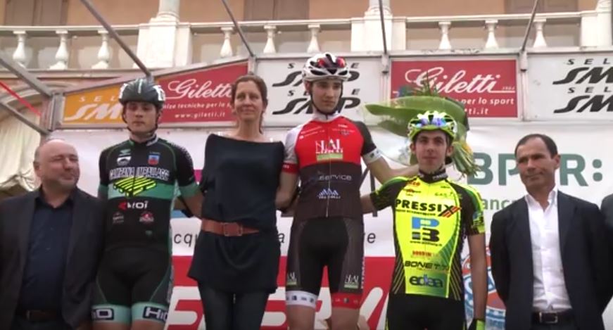 Il podio della GF Davide Cassani Giovani col vincitore Manuel Facchini