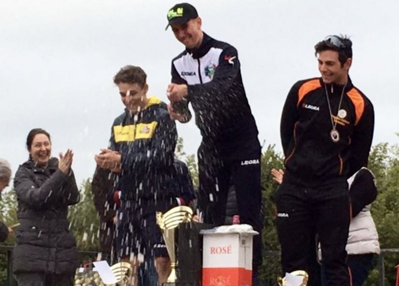 Simone Innocenti festeggia la vittoria sul podio di Aprilia