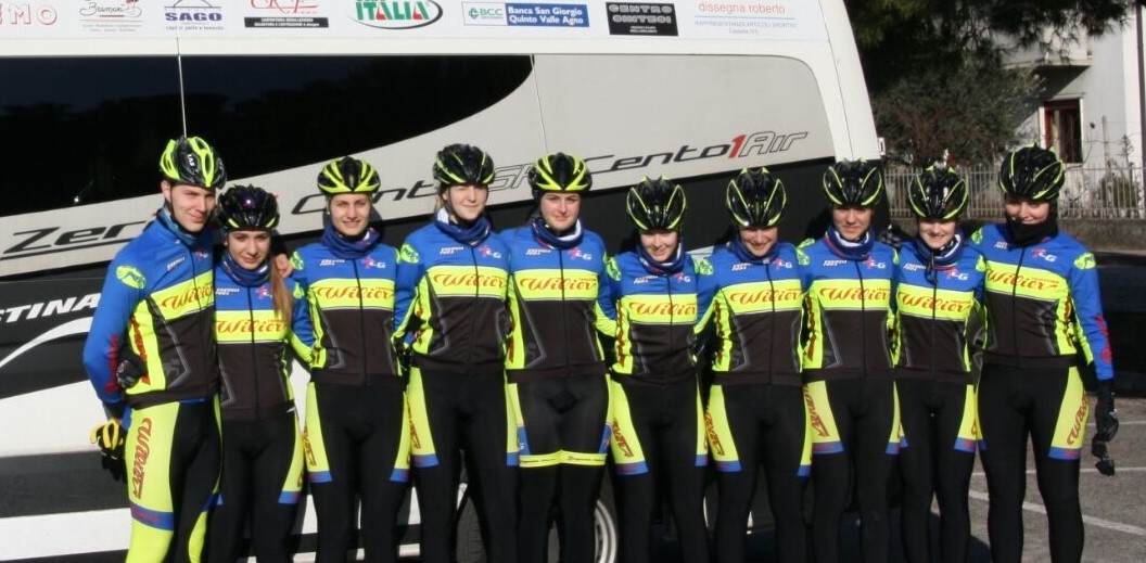 La squadra delle Allieve 2017 assieme a Stefano Righele