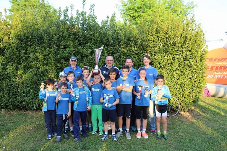 I Giovanissimi del Gc Almenno festeggiano la vittoria a Ponte San Pietro