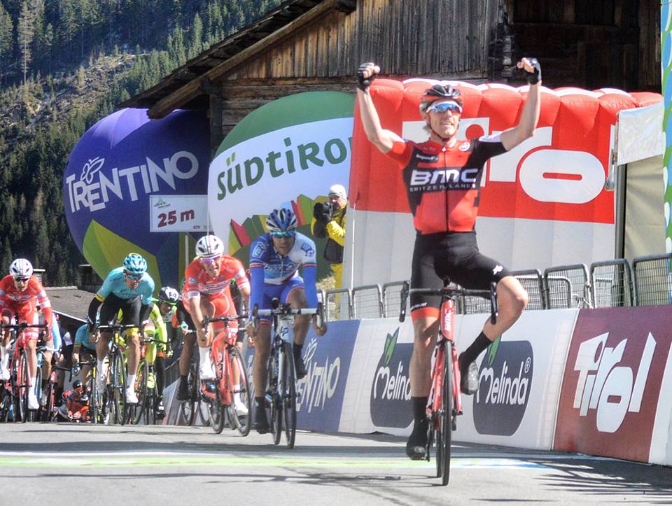 Rohan Dennis vince la seconda tappa del Tour of the Alps 2017