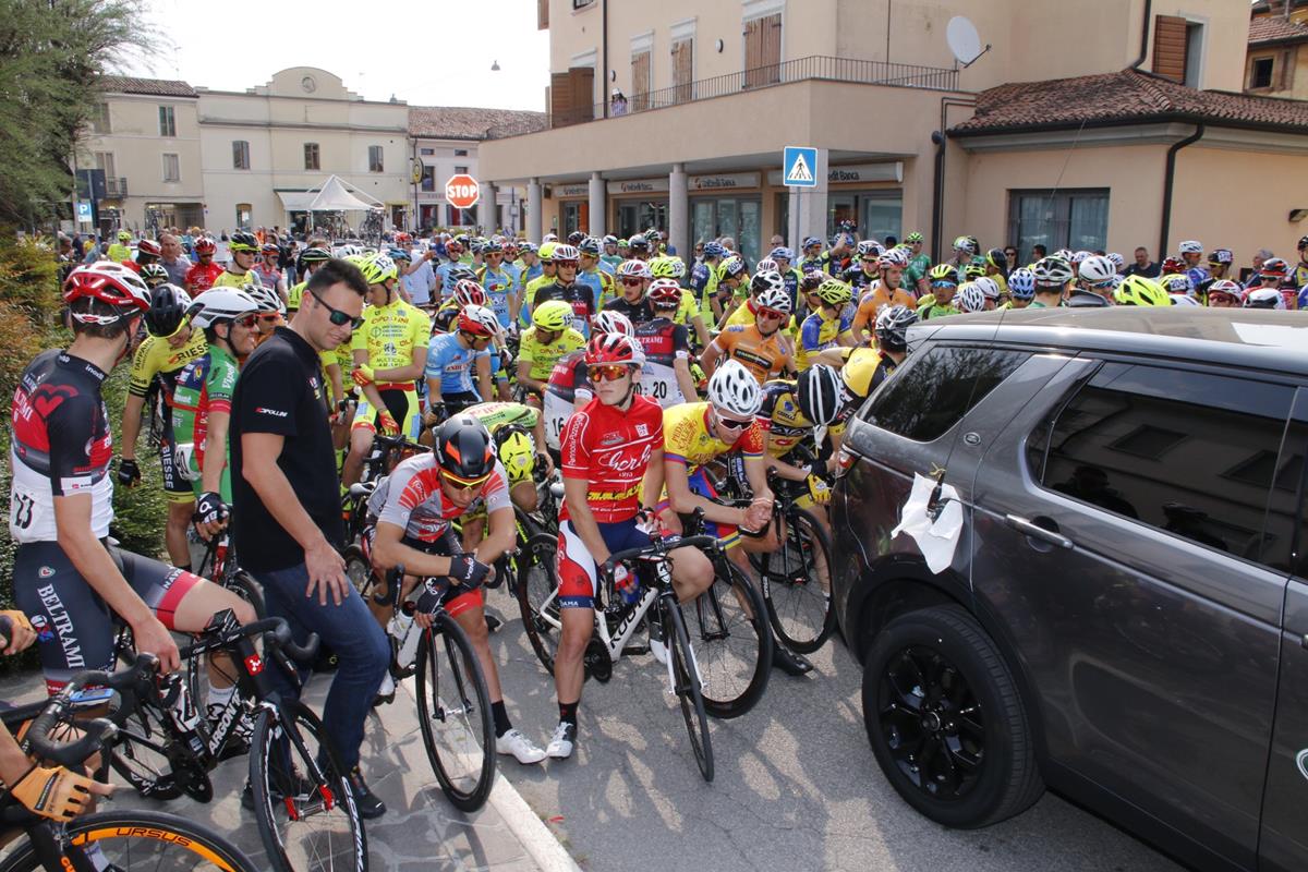 Il gruppo fermo in attesa del ritorno delle ambulanze