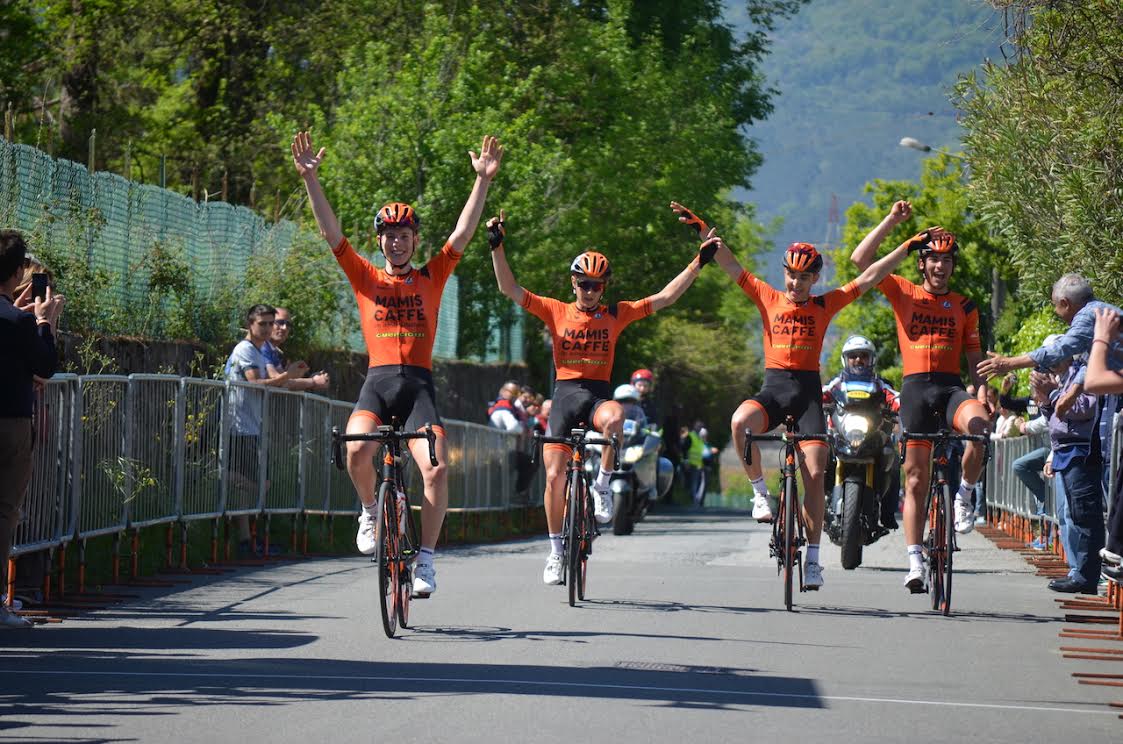 La parata dei ragazzi della Romagnano a Casano di Ortonovo (foto Roberto Fruzzetti)