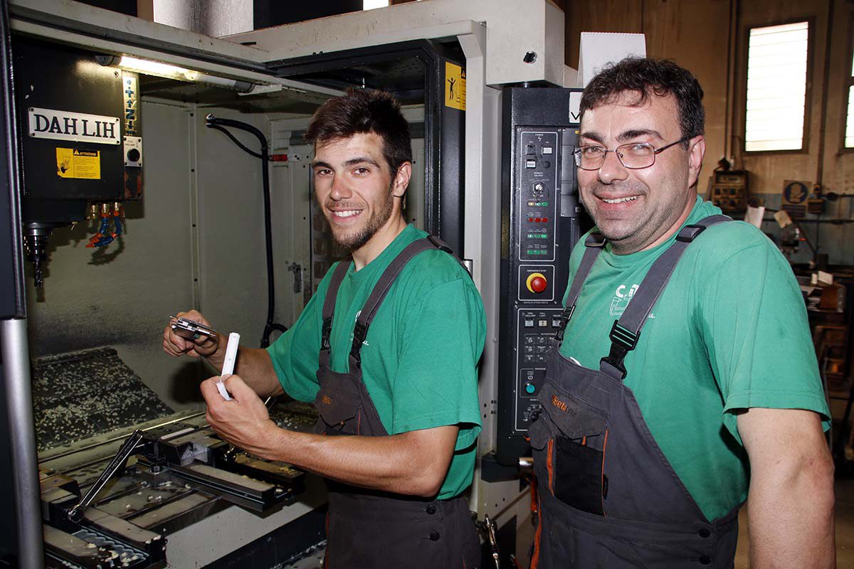 Mattia De Mori al lavoro con il suo titolare Leonardo Cinquetti