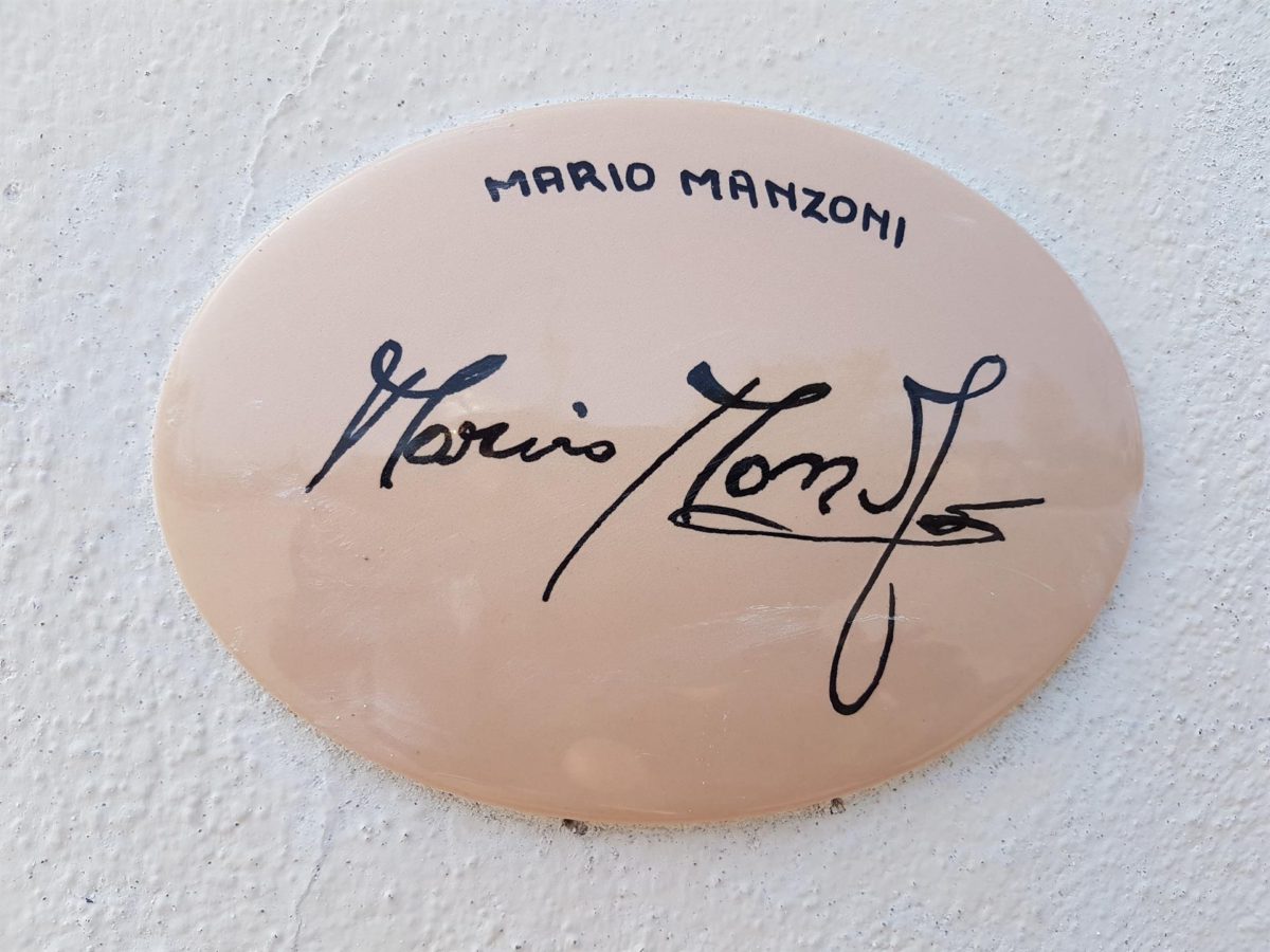 Mario Manzoni sul Muretto dei Ciclisti di Laigueglia