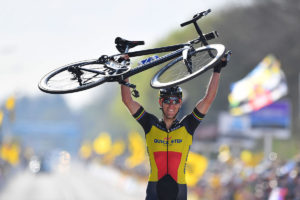 Philippe Gilbert festeggia la vittoria del Giro delle Fiandre 2017 (foto Tim De Waele)