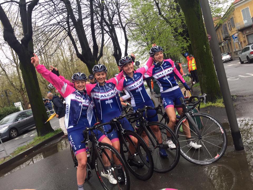 Le ragazze della Valcar-PBM festeggiano la vittoria di Nicole Fede a Collegno