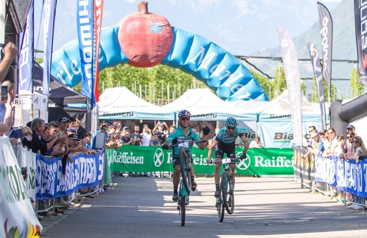 Marco Aurelio Fontana impenna davanti al compagno Tempier per festeggiare la vittoria a Nalles