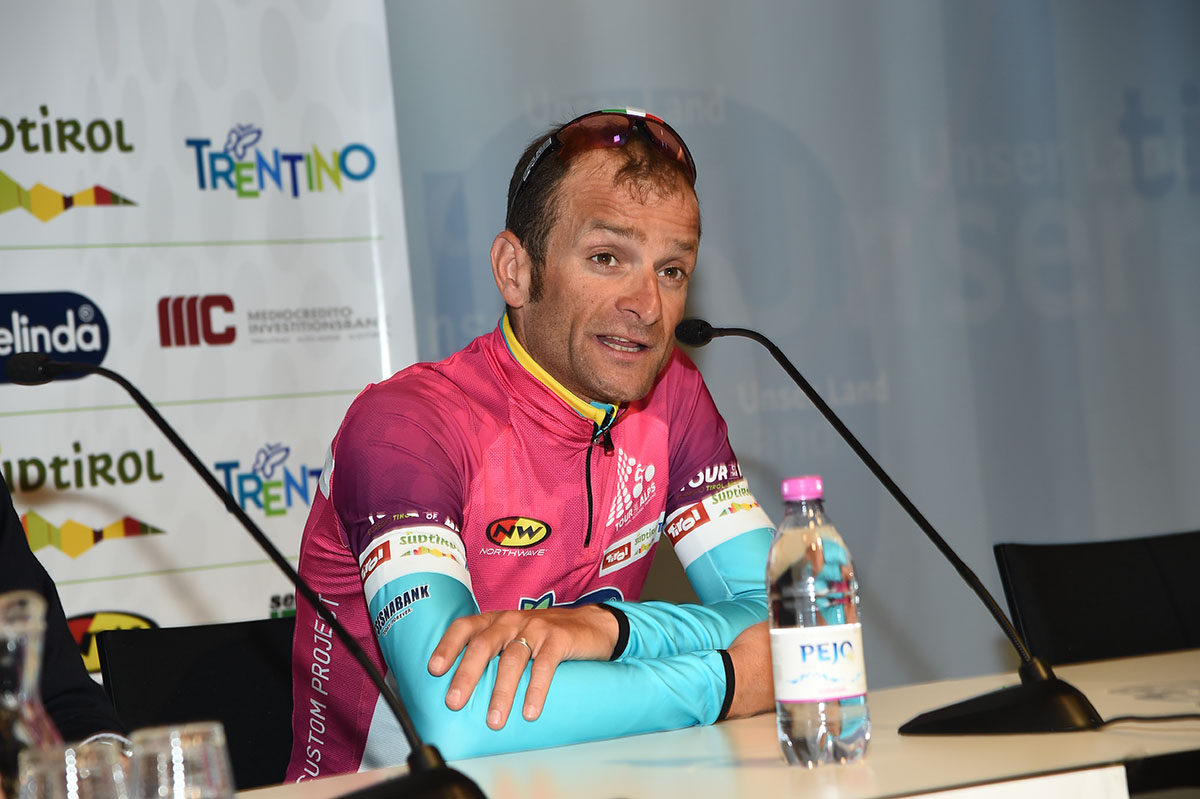 Michele Scarponi con la maglia di leader all'ultimo Tour of the Alps