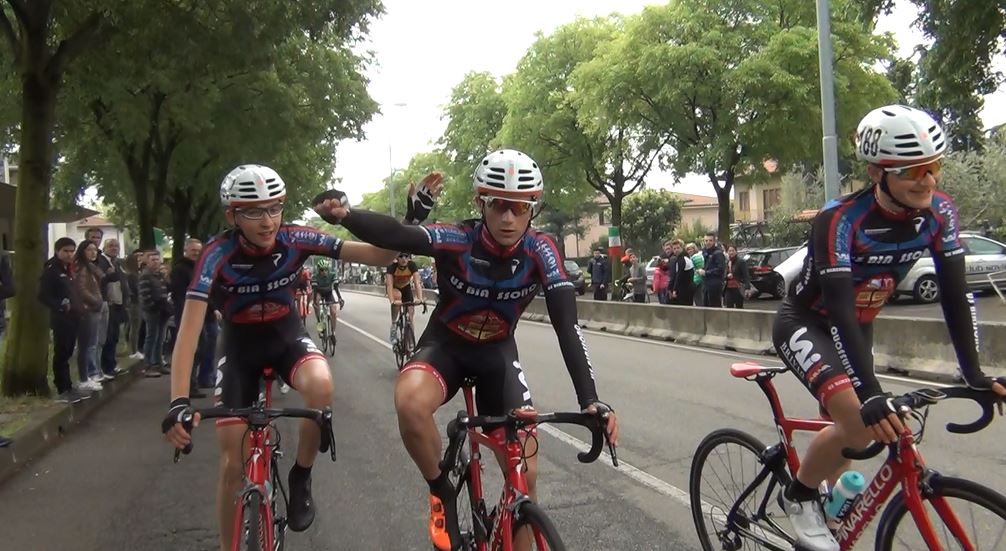 Stefano Corti esulta con i compagni per la vittoria di Passirano