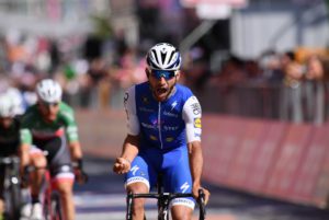 La prima vittoria di Fernando Gaviria al Giro d'Italia vale la maglia rosa a Cagliari