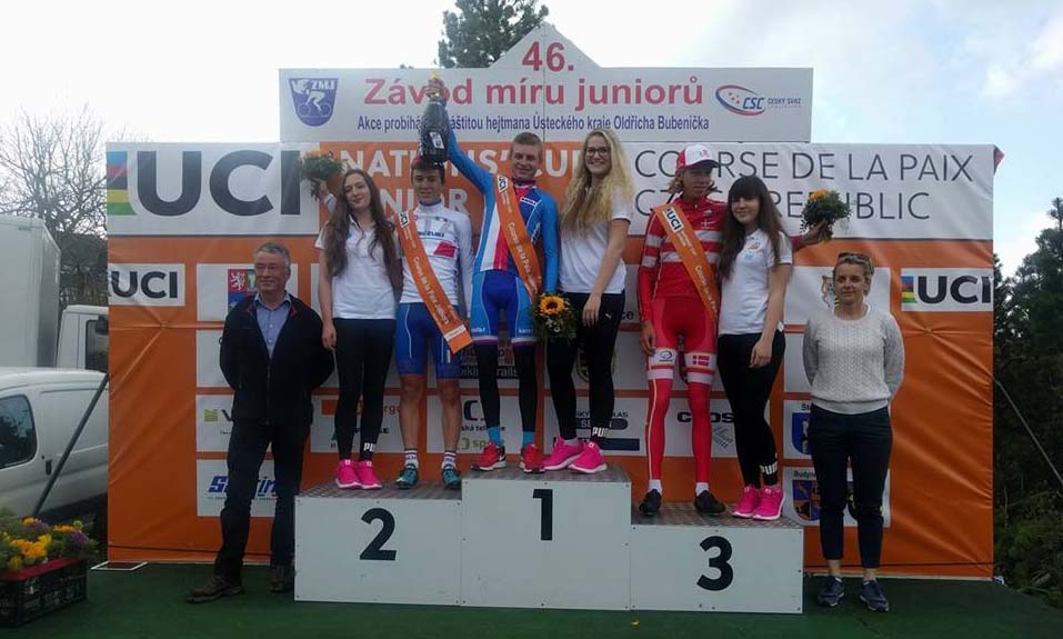 Il podio della terza tappa della Corsa della Pace Juniores vinta da Vacek su Bagioli