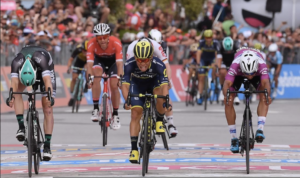 Caleb Ewan al fotofinish vince ad Alberobello la settimana tappa del Giro d'Italia 2017