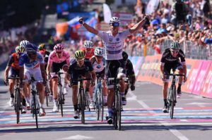 Bob Jungels vince a Bergamo la quindicesima tappa del Giro 100