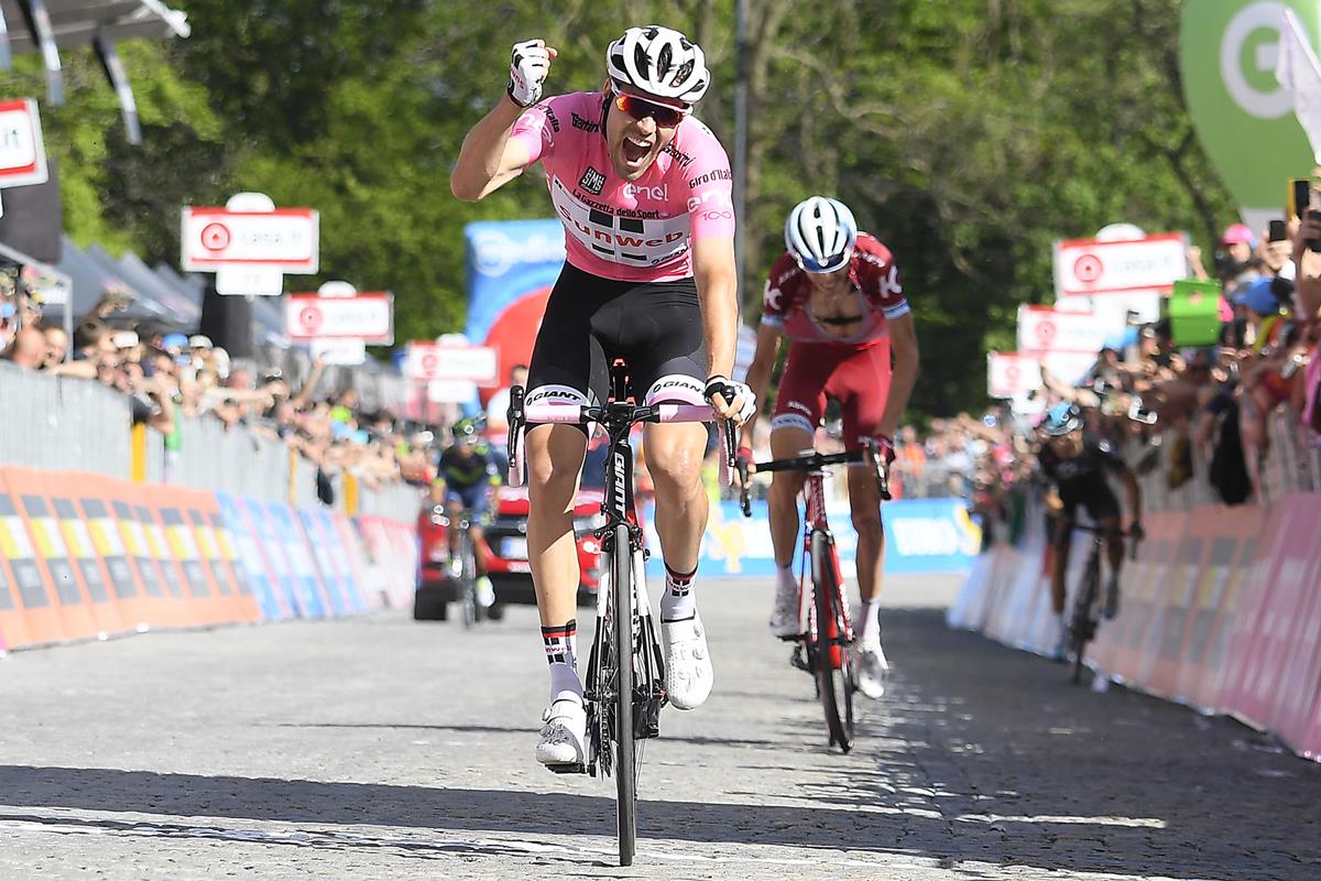Tom Dumoulin in maglia rosa vince ad Oropa la 14/a tappa del Giro 100 (foto LaPresse - D'Alberto / Ferrari / Paolone / Spada)