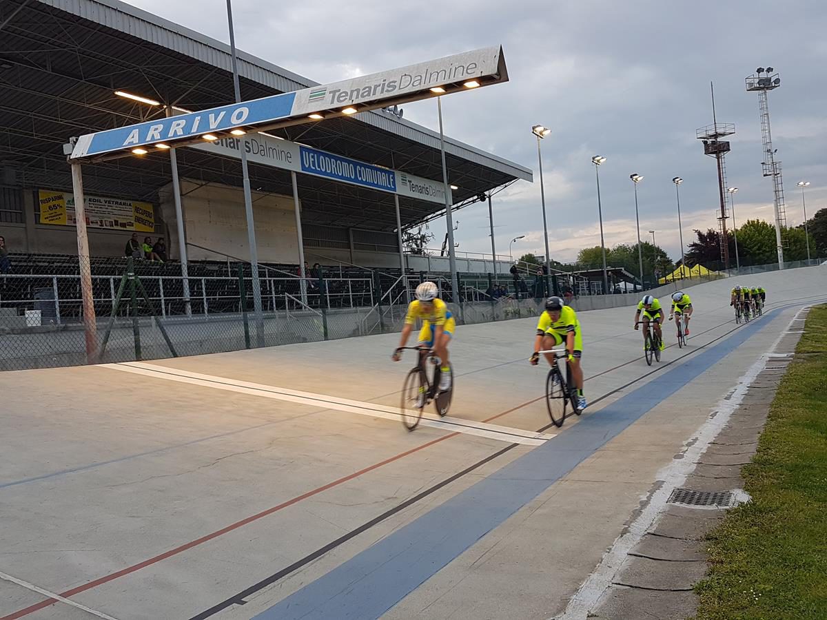Una delle volate della Corsa a punti Juniores al Velodromo di Dalmine