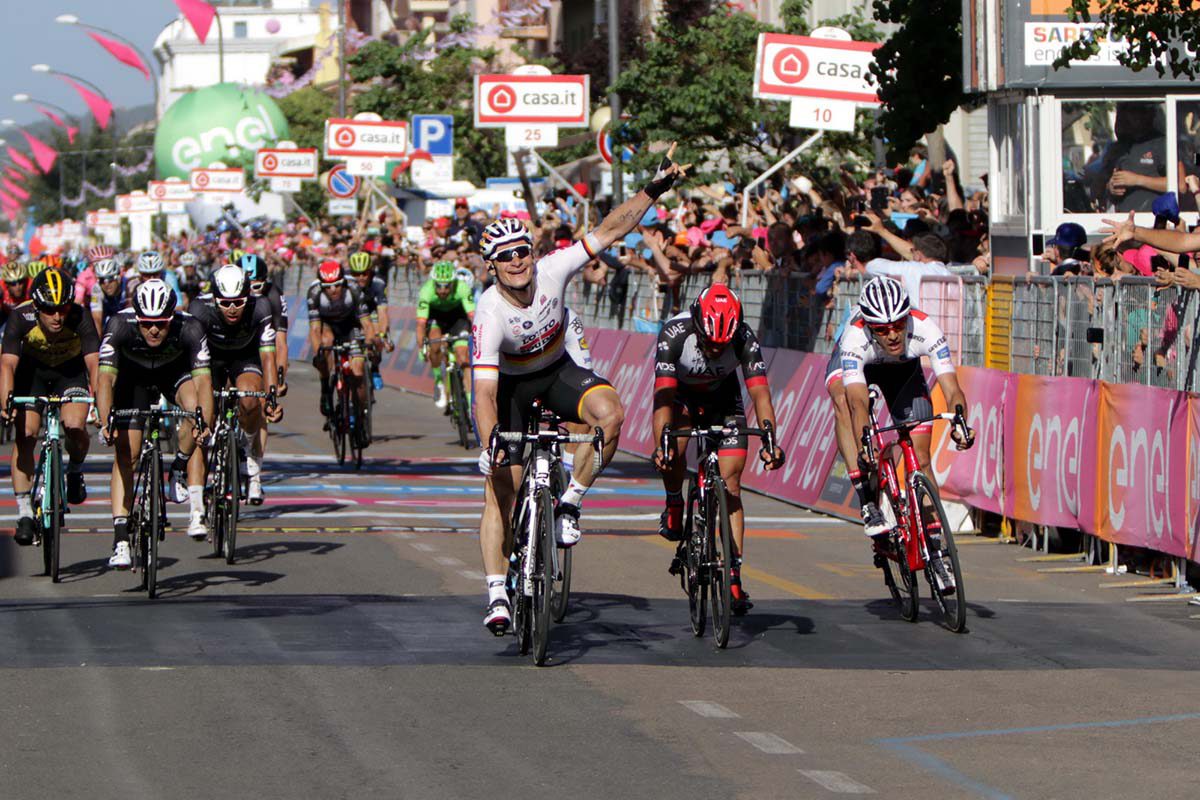 La vittoria di André Greipel nella seconda tappa del Giro d'Italia 2017