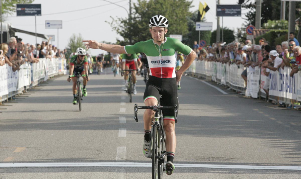 Simone Consonni vince a Carnago nel 2016 in maglia tricolre