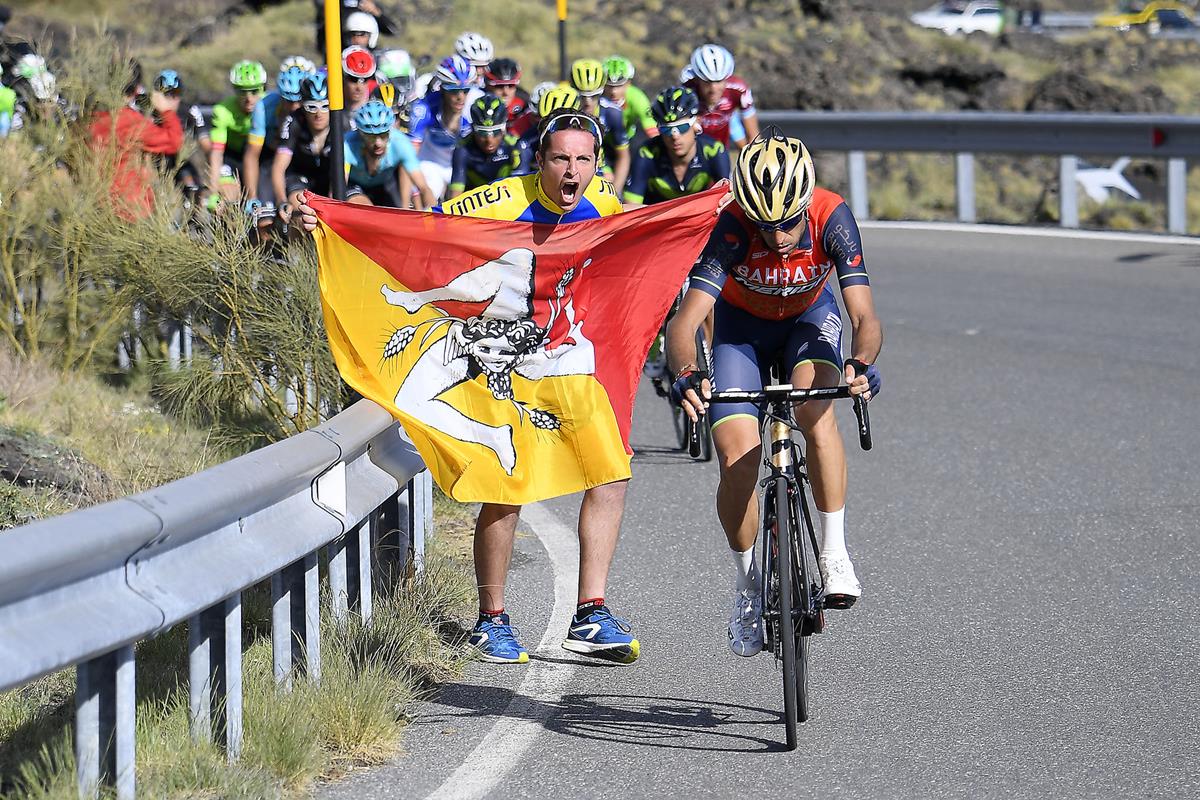 Vincenzo Nibali prova l'allungo sulla salita dell'Etna