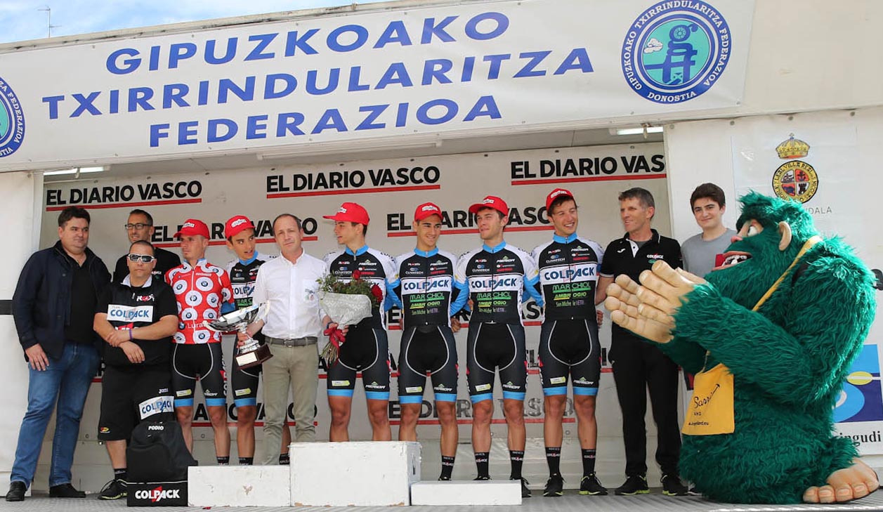 Il Team Colpack festeggia alla Vuelta al Bidasoa 2017