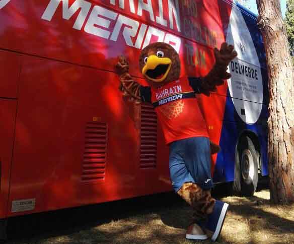 Il Falco mascotte del team Bahrain Merida