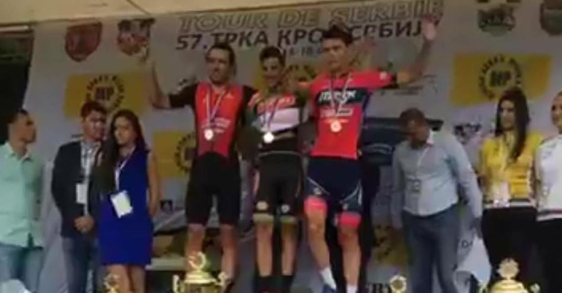 Luca Chirico sul gradino più alto del podio della seconda tappa del Tour de Serbie
