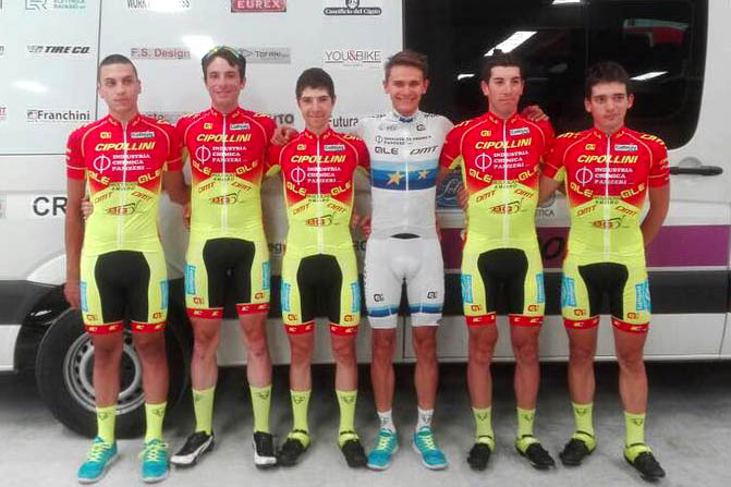 Il Team Palazzago con la nuova maglia per il Giro d'Italia Under 23 2017