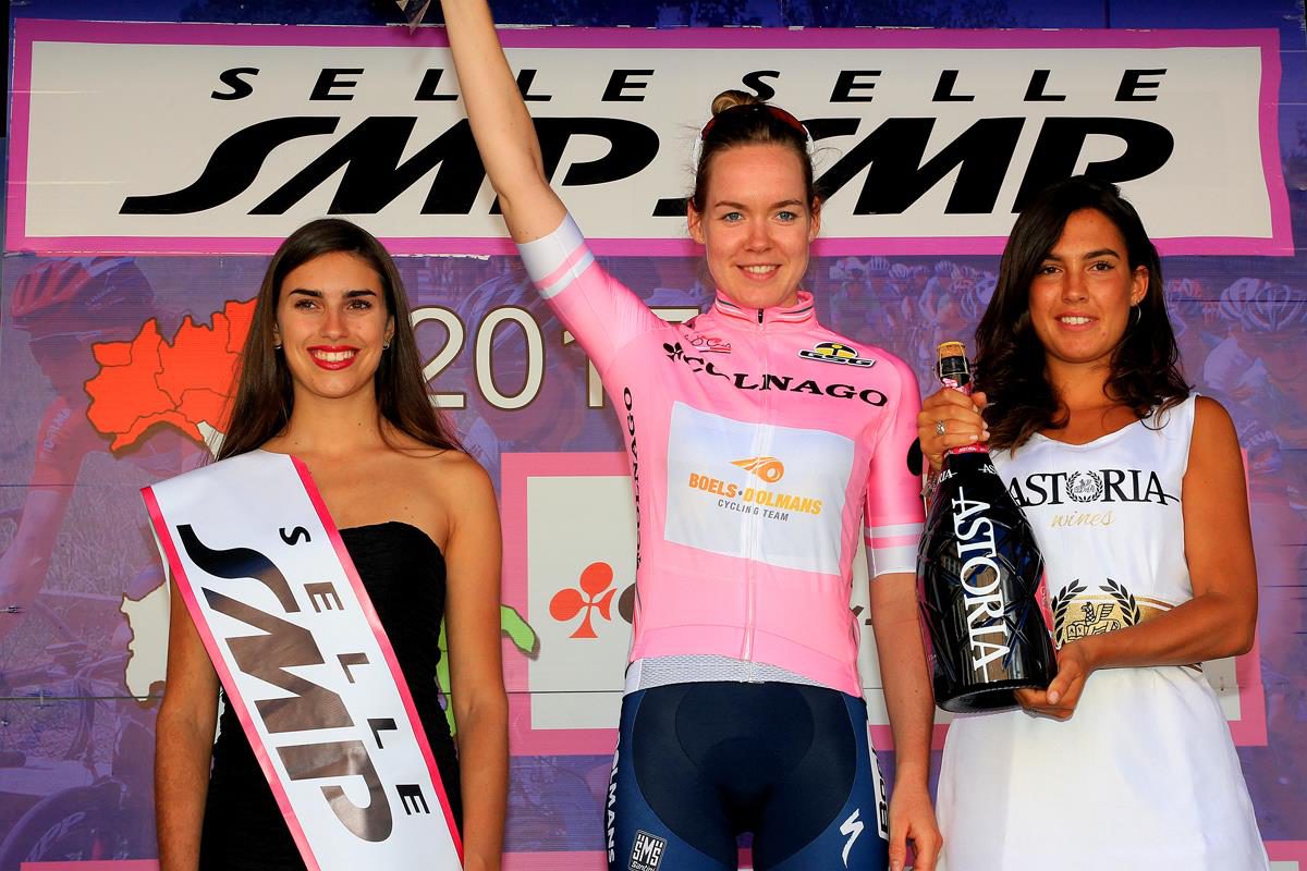 Anna Van Der Breggen resta con la maglia rosa dopo la quinta tappa