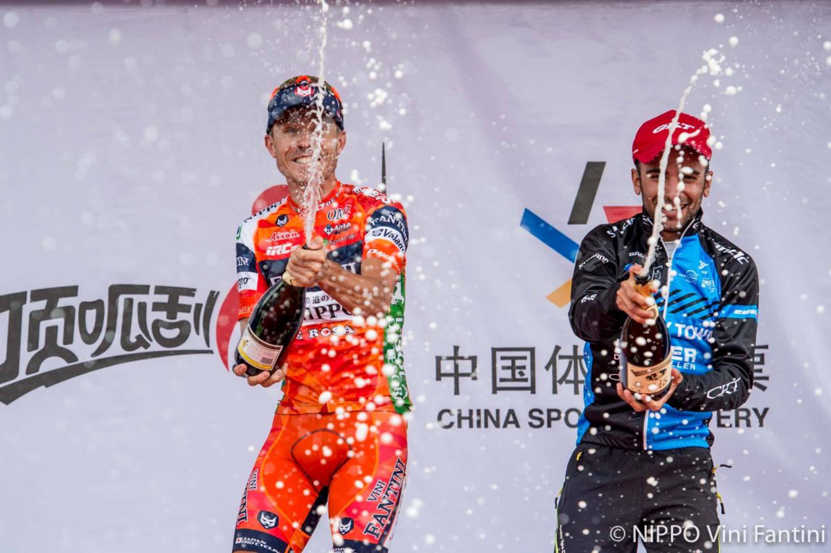 Damiano Cunego festeggia sul podio della sesta tappa del Tour of Qinghai Lake
