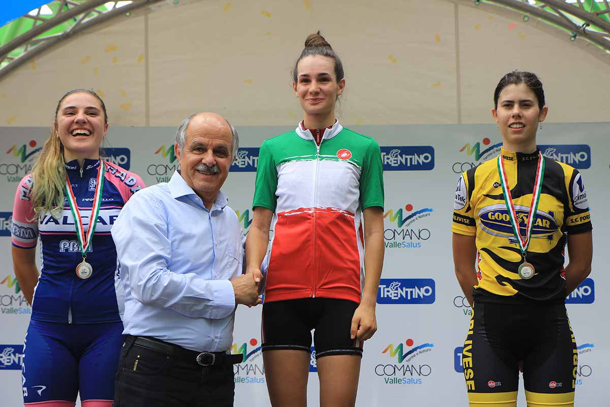 La campionessa italiana Francesca Barale riceve i complimenti dal presidente FCI Renato Di Rocco