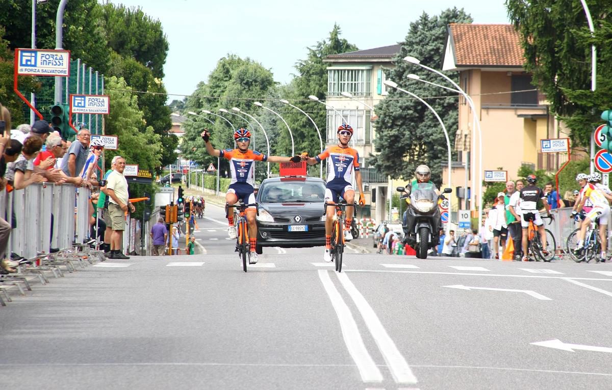 Francesco Galimberti ed Andrea Piccolo arrivano in parata a Calusco d'Adda