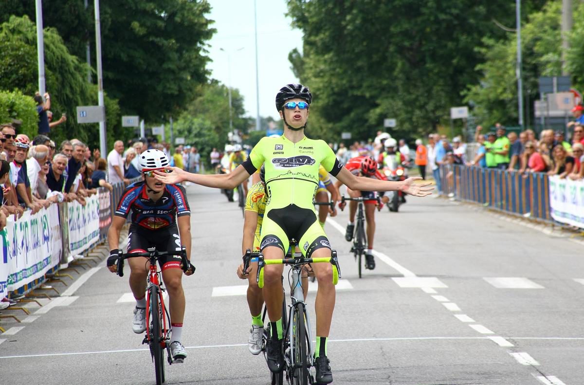 Andrea Berzi festeggia la prima vittoria da Juniores ad Osio Sotto