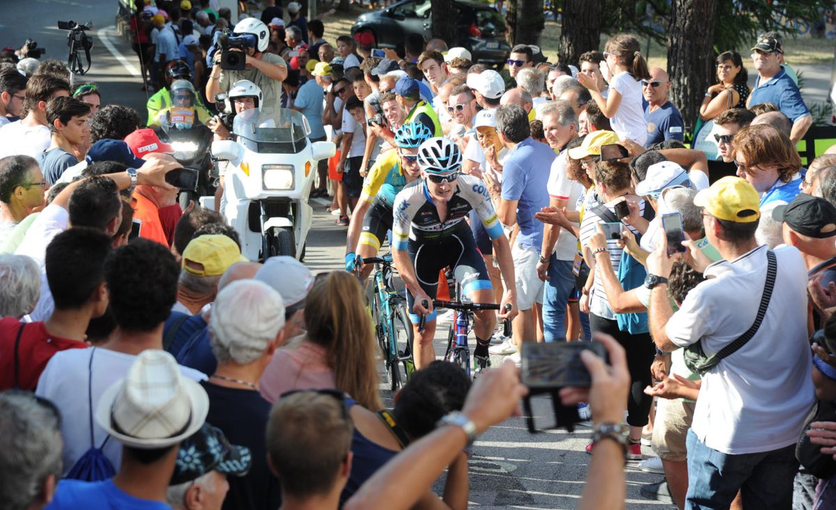Mark Padun sul muro di Capodarco tra due ali di folla