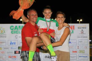 Sara Fiorin campionessa italiana della Velocità Donne Esordienti festeggiata dai genitori