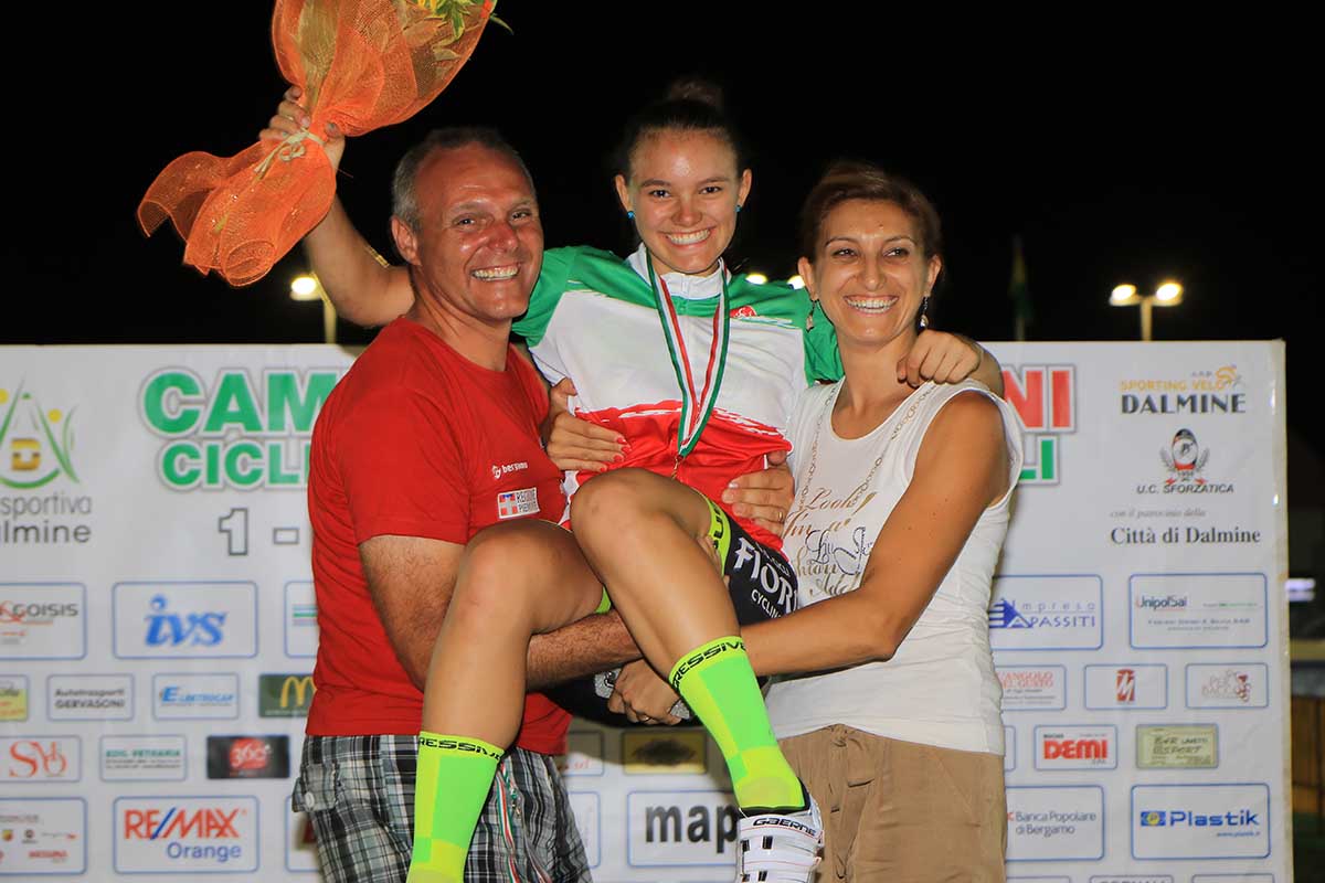 Sara Fiorin campionessa italiana della Velocità Donne Esordienti festeggiata dai genitori