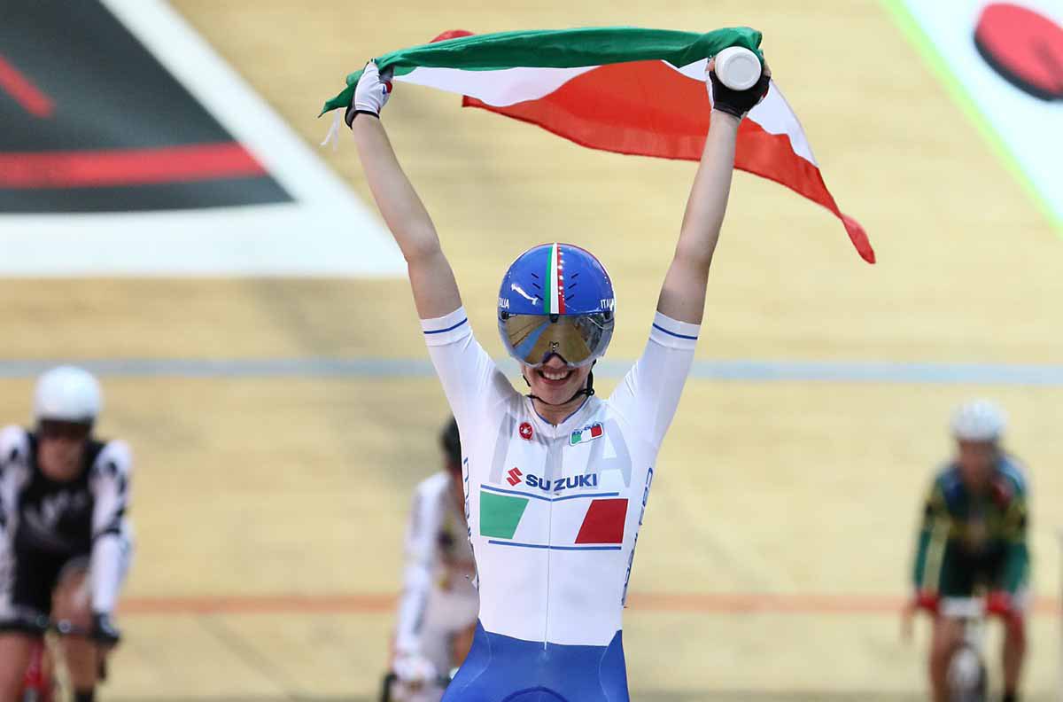 Martina Fidanza festeggia il titolo mondiale dello Scratch Donne Junior
