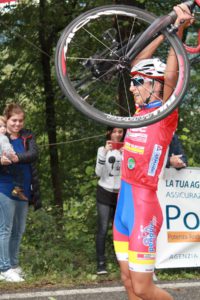 Il bergamasco Luca Donini festeggia la vittoria a Bolzano