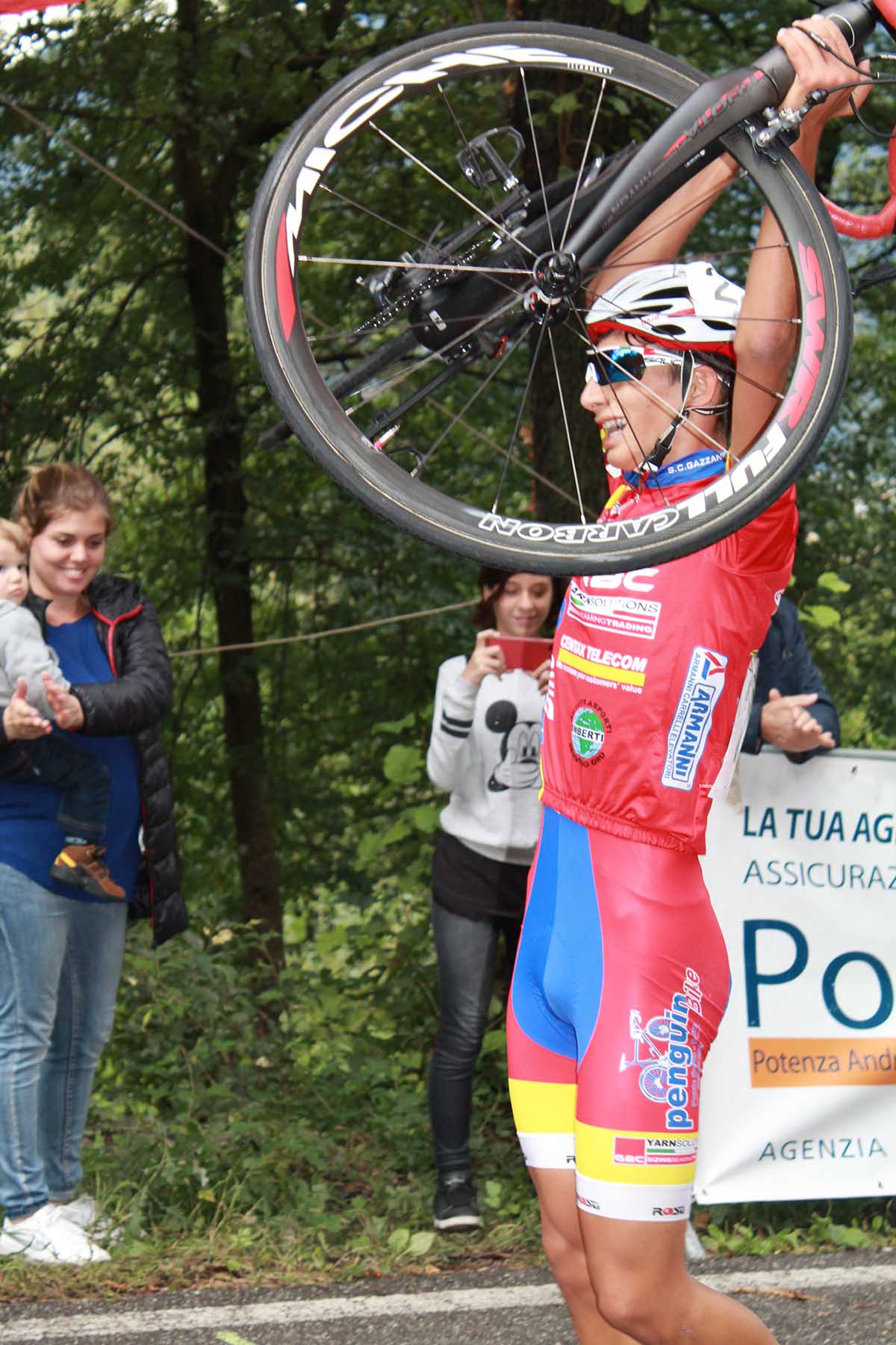 Il bergamasco Luca Donini festeggia la vittoria a Bolzano