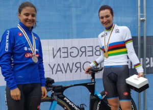 Elena Pirrone in maglia iridata ed Alessia Vigilia con le loro medaglie