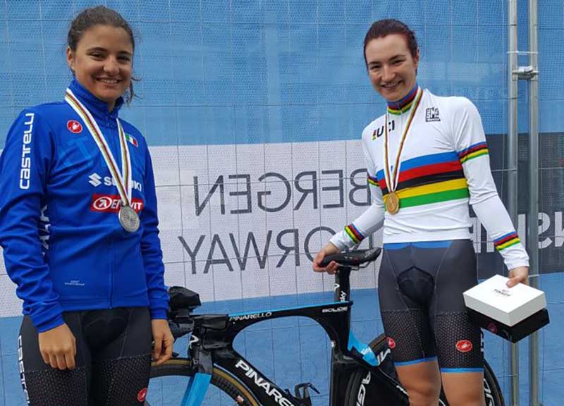 Elena Pirrone in maglia iridata ed Alessia Vigilia con le loro medaglie