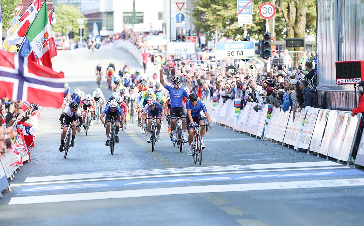 L'arrivo degli azzurri con Rastelli secondo e Gazzoli terzo sul traguardo di Bergen