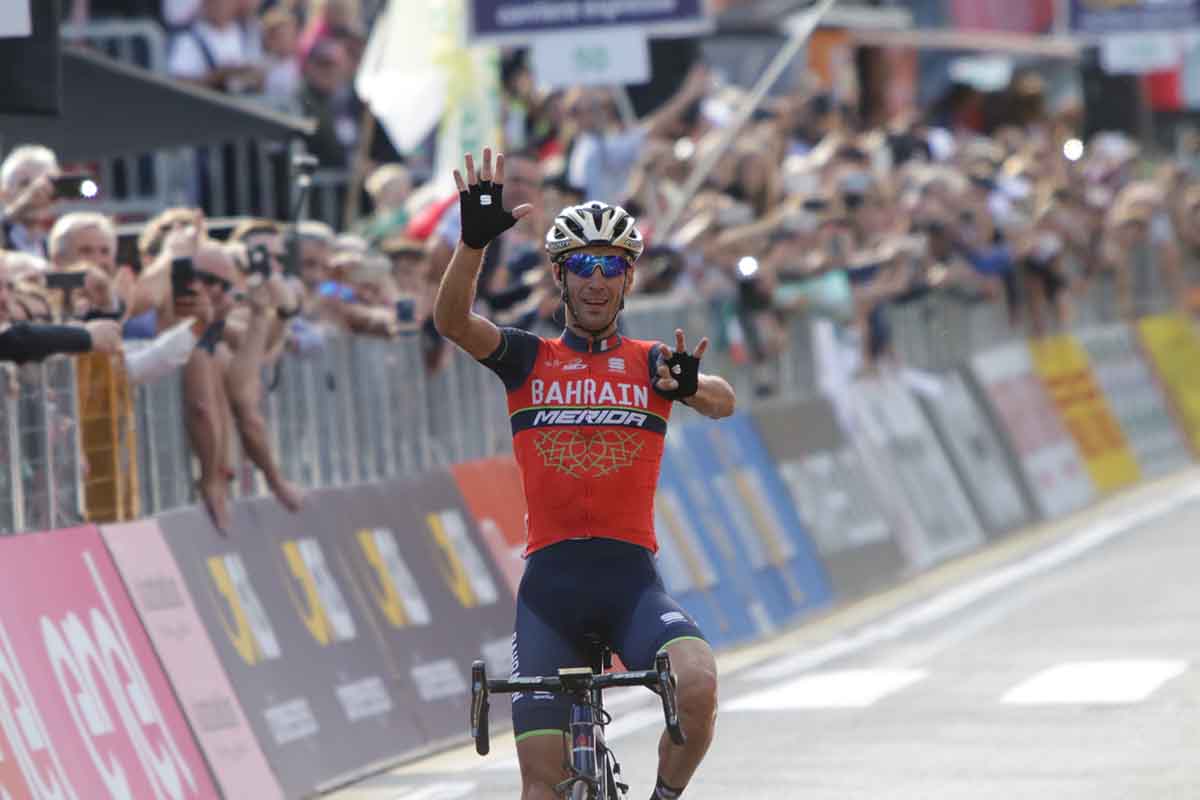 Vincenzo Nibali festeggia sul traguardo di Como la vittoria numero 50 della carriera da professionista