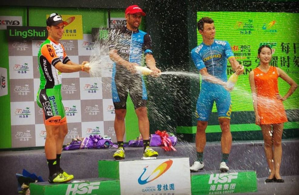 Marco Zanotti festeggia la vittoria nell'ottava tappa del Tour of Hainan